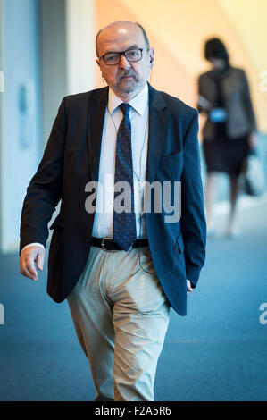 Brüssel, Bxl, Belgien. 15. Sep, 2015. Mitglied des Europäischen Parlaments (MdEP) Ryszard Legutko kommt für die mündliche Verhandlung auf Migrationskrise im Europäischen Parlament Hauptquartier in Brüssel auf 15.09.2015 von Wiktor Dabkowski Credit: Wiktor Dabkowski/ZUMA Draht/Alamy Live News Stockfoto