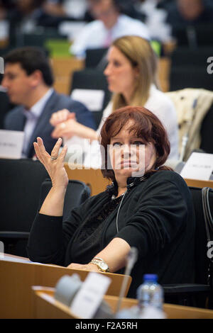 Brüssel, Bxl, Belgien. 15. Sep, 2015. Mitglied des Europäischen Parlaments (MdEP) Barbara Kudrycka beteiligt sich an der mündlichen Verhandlung vom Migrationskrise im Europäischen Parlament Hauptquartier in Brüssel, Belgien auf 15.09.2015 von Wiktor Dabkowski Credit: Wiktor Dabkowski/ZUMA Draht/Alamy Live News Stockfoto