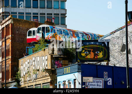 Recycelte Waggons verwendet als Ateliers über alte Eisenbahnviadukt mit Wänden verwendet für künstlerische Graffiti, London, United States Stockfoto