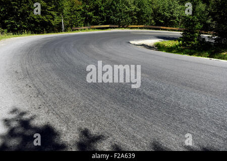 Eine Haarnadelkurve auf eine leere Bergstraße Stockfoto