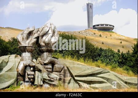 Paar von Händen mit Fackeln, die an der Unterseite der Buzludzha kommunistischen Denkmal, sitzt, diente einst als das Haus von der Bulga Stockfoto