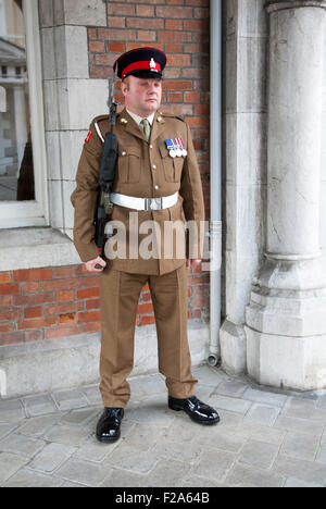 Soldat im Dienst außerhalb des Klosters, die offizielle Residenz des Gouverneurs, Gibraltar, Britische überseegegend Gebäude Stockfoto