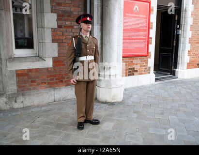 Soldat im Dienst außerhalb des Klosters, die offizielle Residenz des Gouverneurs, Gibraltar, britische Übersee bauen Stockfoto