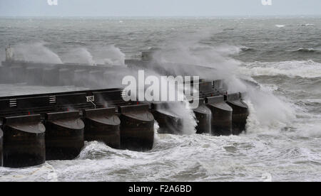 Brighton, UK. 15. September 2015. Wetter: Riesige Wellen Absturz über Brighton Marina heute Morgen nach eine Nacht Stürme und Unwetter eingestellt ist, weiterhin die Südküste treffen diese Woche Credit: Simon Dack/Alamy Live News Stockfoto