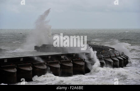 Brighton, UK. 15. September 2015. Wetter: Riesige Wellen Absturz über Brighton Marina heute Morgen nach eine Nacht Stürme und Unwetter eingestellt ist, weiterhin die Südküste treffen diese Woche Credit: Simon Dack/Alamy Live News Stockfoto