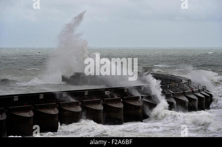 Brighton, UK. 15. September 2015. Wetter: Riesige Wellen Absturz über Brighton Marina heute Morgen nach eine Nacht Stürme und Unwetter eingestellt ist, weiterhin die Südküste treffen diese Woche Credit: Simon Dack/Alamy Live News Stockfoto