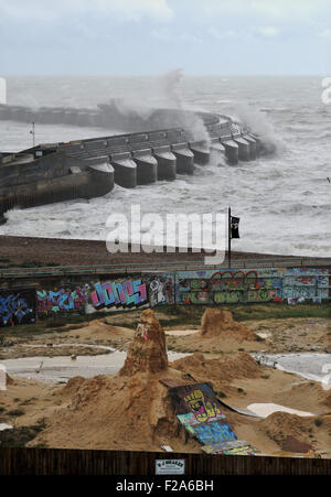 Brighton, UK. 15. September 2015. Wetter: Riesige Wellen Absturz über Brighton Marina mit den Resten einer Sandskulpturen-Ausstellung im Vordergrund heute Morgen nach einer durchzechten Nacht Stürme Credit: Simon Dack/Alamy Live News Stockfoto