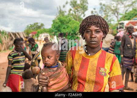 Porträt einer Frau vom Stamm Hamar mit ihrem Baby in Südäthiopien. Stockfoto