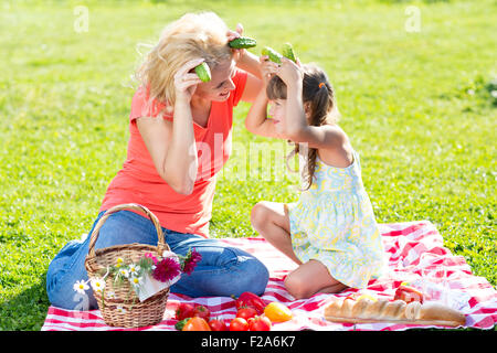 Mutter und Kind Spaß Picknick auf dem Rasen Stockfoto