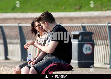 ein junges Paar genießen jede andere Firma auf Southsea Seafront England uk Stockfoto