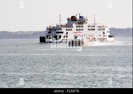 Wight Link Fähre und Hovercraft im Solent aus Southsea England uk Stockfoto