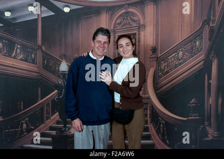 junges Paar posieren vor titanic Freitreppe Kulisse an Bord eines Kreuzfahrtschiffes Stockfoto
