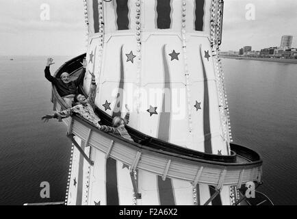 Brighton Künstler Philip Dunn, Punch and Judy Mann Sgt Stone und ein Brighton Schulmädchen auf der Helter-Skelter fahren auf Brightons Palace Pier im Jahr 1994. Stockfoto