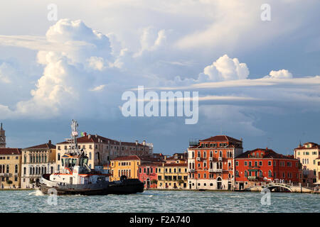 Wolkenformationen am Fondamenta Delle Zattere Ufer.  Schlepper "Giulia C", IMO 9364514 Stockfoto