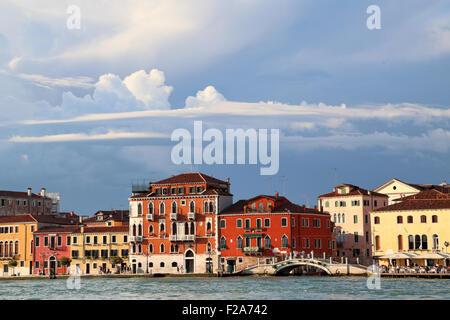 Wolkenformationen am Fondamenta Delle Zattere Ufer Stockfoto