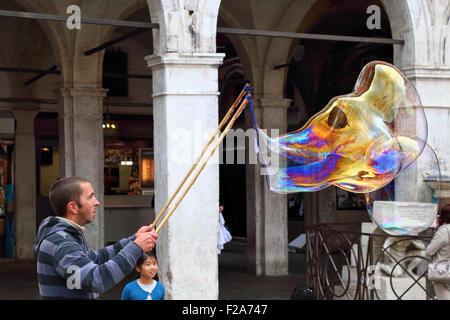 Soap Bubble street artist Leistung in Venedig Stockfoto