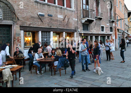 Osteria Alla Bifora - italienische Café-Bar-Restaurant am Campo Santa Margherita, Venedig, Italien Stockfoto