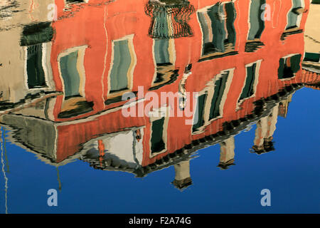 Wasser Gegenwartsgesellschaft. Fondamenta de l'Arzere. Venedig Gebäude reflektiert in einem Kanal Dorsoduro. Stockfoto