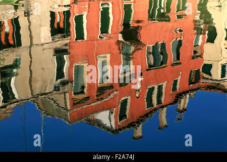 Wasser Gegenwartsgesellschaft. Rio de l'Arzere. Venedig Gebäude reflektiert in einem Kanal Dorsoduro. Stockfoto