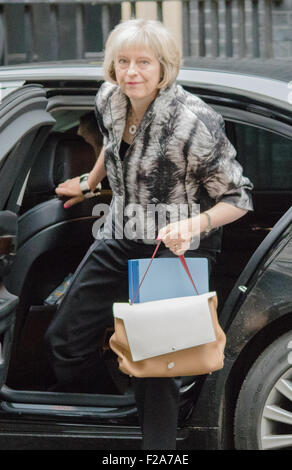 Downing Street, London, UK. 15. September 2015. Innenminister, Theresa kann in 10 Downing Street an der wöchentlichen Kabinettssitzung © Paul Davey/Alamy kommt Live News Bildnachweis: Paul Davey/Alamy Live News Stockfoto