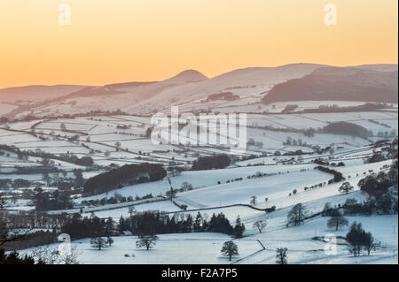 Winter Sonnenuntergang auf Stonewall Hügel, die Grenzen von Herefordshire und Powys, in der Nähe von Knighton. Die entfernte konische Hügel ist der Whimble Stockfoto