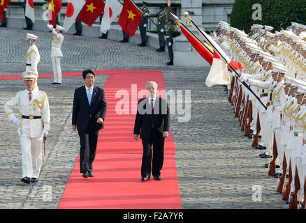 Tokio, Japan. 15. Sep, 2015. General Secretary fuer der kommunistischen Partei von Vietnam (CPV) Nguyen Phu Trong (3. L) und der japanische Premierminister Shinzo Abe (2. L) eine Willkommenszeremonie in Tokio, Japan, 15. September 2015 zu besuchen. Bildnachweis: Ma Ping/Xinhua/Alamy Live-Nachrichten Stockfoto