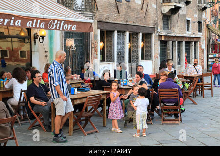 Osteria Alla Bifora - italienische Café-Bar-Restaurant am Campo Santa Margherita, Venedig, Italien Stockfoto