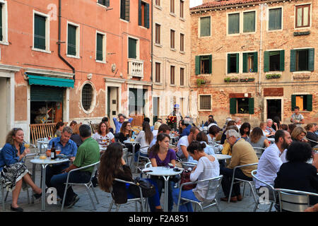 Italienische Café-Bar am Campo Santa Margherita, Venedig, Italien Stockfoto