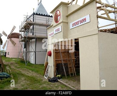 Die Torrington Cavaliers basiert in der Stadt große Torrington in Devon, England, die in der Endphase dieser Jahre Lagerfeuer bauen eine Nachbildung der imaginären Stadt des Trumpton, der Name der erfolgreichen Kinder-TV zeigen aus den 60er Jahren. Sie machen eine spektakuläre Feuer alle fünf Jahre verbringen zwei Jahre Planung und zwei Jahre Gebäude, mit jeweils nur ein paar Wochen bis zur neuesten Lagerfeuer Nacht gehen, die Zehntausende Menschen für wohltätige Zwecke zu erhöhen. Früheren Builds gehören eine Nachbildung der HMS Victory im Jahr 2005 und eine mittelalterliche Burg im Jahr 2010.  Mitwirkende: Atmosphäre wo: großes Torrington, United Kin Stockfoto