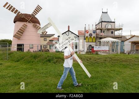 Die Torrington Cavaliers basiert in der Stadt große Torrington in Devon, England, die in der Endphase dieser Jahre Lagerfeuer bauen eine Nachbildung der imaginären Stadt des Trumpton, der Name der erfolgreichen Kinder-TV zeigen aus den 60er Jahren. Sie machen eine spektakuläre Feuer alle fünf Jahre verbringen zwei Jahre Planung und zwei Jahre Gebäude, mit jeweils nur ein paar Wochen bis zur neuesten Lagerfeuer Nacht gehen, die Zehntausende Menschen für wohltätige Zwecke zu erhöhen. Früheren Builds gehören eine Nachbildung der HMS Victory im Jahr 2005 und eine mittelalterliche Burg im Jahr 2010.  Mitwirkende: Nick Hallam wo: großes Torrington, Vereinigte Ki Stockfoto