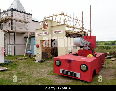 Die Torrington Cavaliers basiert in der Stadt große Torrington in Devon, England, die in der Endphase dieser Jahre Lagerfeuer bauen eine Nachbildung der imaginären Stadt des Trumpton, der Name der erfolgreichen Kinder-TV zeigen aus den 60er Jahren. Sie machen eine spektakuläre Feuer alle fünf Jahre verbringen zwei Jahre Planung und zwei Jahre Gebäude, mit jeweils nur ein paar Wochen bis zur neuesten Lagerfeuer Nacht gehen, die Zehntausende Menschen für wohltätige Zwecke zu erhöhen. Früheren Builds gehören eine Nachbildung der HMS Victory im Jahr 2005 und eine mittelalterliche Burg im Jahr 2010.  Mitwirkende: Atmosphäre wo: großes Torrington, United Kin Stockfoto