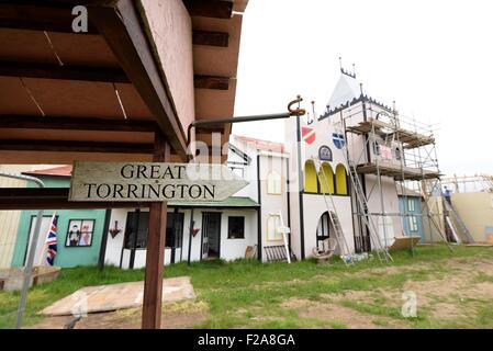 Die Torrington Cavaliers basiert in der Stadt große Torrington in Devon, England, die in der Endphase dieser Jahre Lagerfeuer bauen eine Nachbildung der imaginären Stadt des Trumpton, der Name der erfolgreichen Kinder-TV zeigen aus den 60er Jahren. Sie machen eine spektakuläre Feuer alle fünf Jahre verbringen zwei Jahre Planung und zwei Jahre Gebäude, mit jeweils nur ein paar Wochen bis zur neuesten Lagerfeuer Nacht gehen, die Zehntausende Menschen für wohltätige Zwecke zu erhöhen. Früheren Builds gehören eine Nachbildung der HMS Victory im Jahr 2005 und eine mittelalterliche Burg im Jahr 2010.  Mitwirkende: Atmosphäre wo: großes Torrington, United Kin Stockfoto