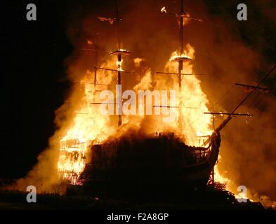 Die Torrington Cavaliers basiert in der Stadt große Torrington in Devon, England, die in der Endphase dieser Jahre Lagerfeuer bauen eine Nachbildung der imaginären Stadt des Trumpton, der Name der erfolgreichen Kinder-TV zeigen aus den 60er Jahren. Sie machen eine spektakuläre Feuer alle fünf Jahre verbringen zwei Jahre Planung und zwei Jahre Gebäude, mit jeweils nur ein paar Wochen bis zur neuesten Lagerfeuer Nacht gehen, die Zehntausende Menschen für wohltätige Zwecke zu erhöhen. Früheren Builds gehören eine Nachbildung der HMS Victory im Jahr 2005 und eine mittelalterliche Burg im Jahr 2010.  Mitwirkende: HMS Victory Lagerfeuer in 2005 wo: große Torri Stockfoto