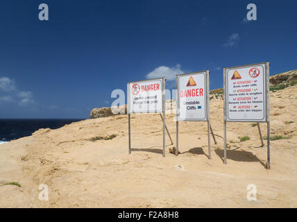 Warnzeichen neben Azure Window, Bogen Naturstein in Dwejra Bay, Gozo, Malta Stockfoto