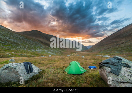 Tourist-Zelt in Berge im Sommer. Stockfoto