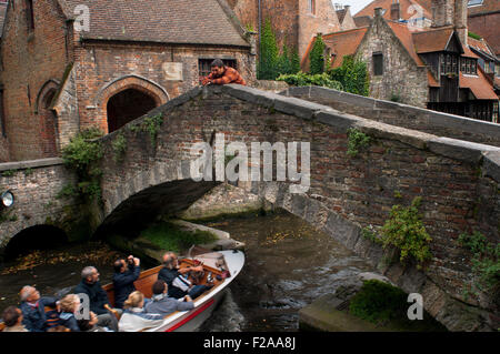 Brügge St. Bonifacius Brücke. St. Bonifacius-Brücke ist eines der vielen Steinbrücken über die Grachten in Brügge, Belgien. Diese Brücke ist in der Nähe der Gruuthuse und die Arentshof, und obwohl es manchmal gesagt wird, die älteste Brücke in Brügge, das ist nicht der Fall und wurde nur um 1910 erbaut. Um die Brücke alten mittelalterlichen Stil Häuser sehen Sie hinzufügen in die Atmosphäre. Stockfoto