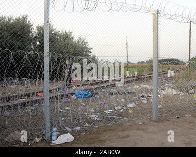 Roeszke, Ungarn. 15. Sep, 2015. Ein Blick auf die fertige 175 Kilometer langen Grenzzaun zwischen Ungarn und Serbien in der Nähe von Roeszke, Ungarn, 15. September 2015. Foto: Thomas Brey, Dpa/Alamy Live News Stockfoto