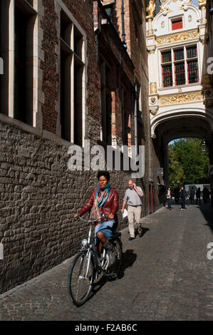 Blinde Esel Alley ist eine beliebte Promenade in Brugge, Belgien. Er führt von der Burg zum Vismarkt. "Blinde Ezelstraat" führt zum Burgplatz, Brügge, Belgien. Stockfoto