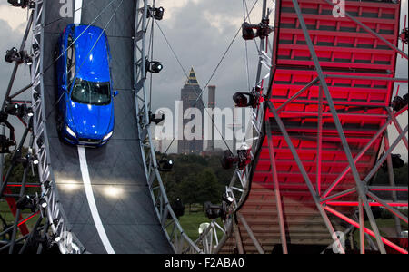 Frankfurt am Main, Deutschland. 14. Sep, 2015. Stuntman Terry Grant fährt eine Jaguar F-Tempo durch eine Schleife während der Internationalen Automobilausstellung (IAA) in Frankfurt am Main, 14. September 2015. Die IAA läuft ROI 17 September bis 27. September 2015. Foto: Boris Roessler/Dpa/Alamy Live News Stockfoto