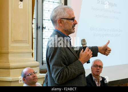 Paris, Frankreich. Sprecher der Pressekonferenz, Veröffentlichung des HIV-Autotests, „Tim Graechen“ im Gespräch mit Mikrofon Medical News, französische Ärzte Stockfoto