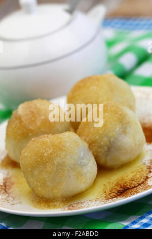 Süße Knödel bestreut mit Zucker und Zimt, Nahaufnahme Stockfoto