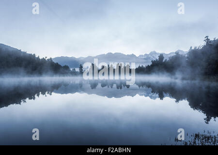 Schöne Reflexionen der Südalpen am Lake Matheson am frühen Morgen, Südinsel, Neuseeland Stockfoto