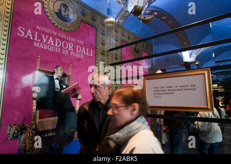 -GALERIE XPO SALVADOR DALI. Auf dem Display ist eine reiche Sammlung von weltberühmten grafischen Kunst und Skulpturen, zusammen mit einer herrlichen Auswahl von Aquarellen und Zeichnungen. Gold, Perlmutt und Spiegel Weg in die Welt des Surrealismus befördern Sie. Stockfoto