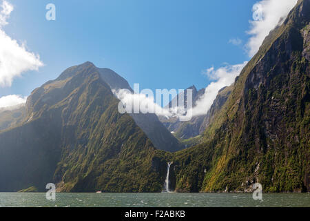 Majestic Stirling Wasserfall, Milford Sound, Fiordland, Südinsel, Neuseeland Stockfoto