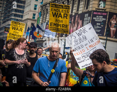 31. August 2013: Demonstranten gegen die USA in einen Krieg mit Syrien auf der 6th Avenue, Manhattan, New York, USA. Stockfoto