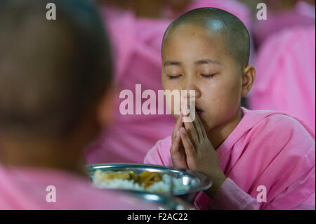 Burmesische Mädchen im Kloster - Yangon, Myanmar Stockfoto