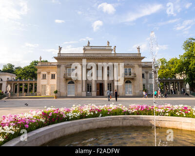 (Südlichen) Hauptfassade des Bäder-Palast, auch genannt den Palast auf dem Wasser im Lazienki (Königlichen Bäder) Park in Warschau. Stockfoto