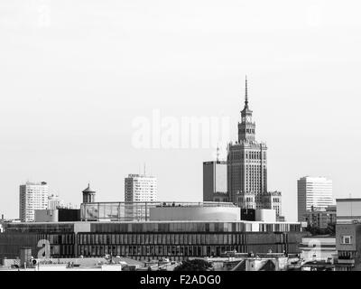 Warschau Stadtzentrum mit moderner Architektur und Palast der Wissenschaft und Kultur gesehen von einer Aussichtsterrasse in der Altstadt. Stockfoto