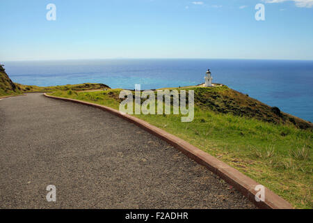 Leuchtturm in dem Nordrand von Neuseeland, Cape Reinga ist mit Weg in der Ferne gesehen. Stockfoto