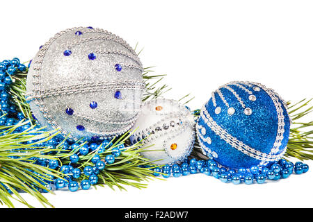 Weihnachtsbaum Zweig und blau mit weißen Glitzer Kugeln isoliert Stockfoto